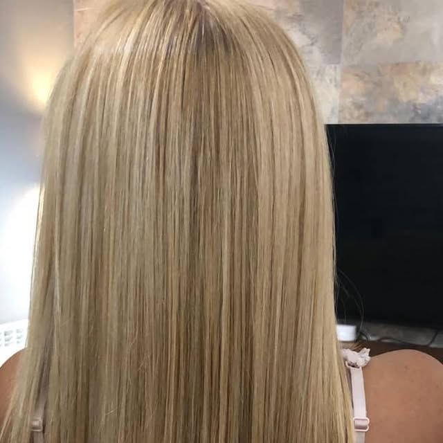 Trabajo de color y acabado en cabello rubio